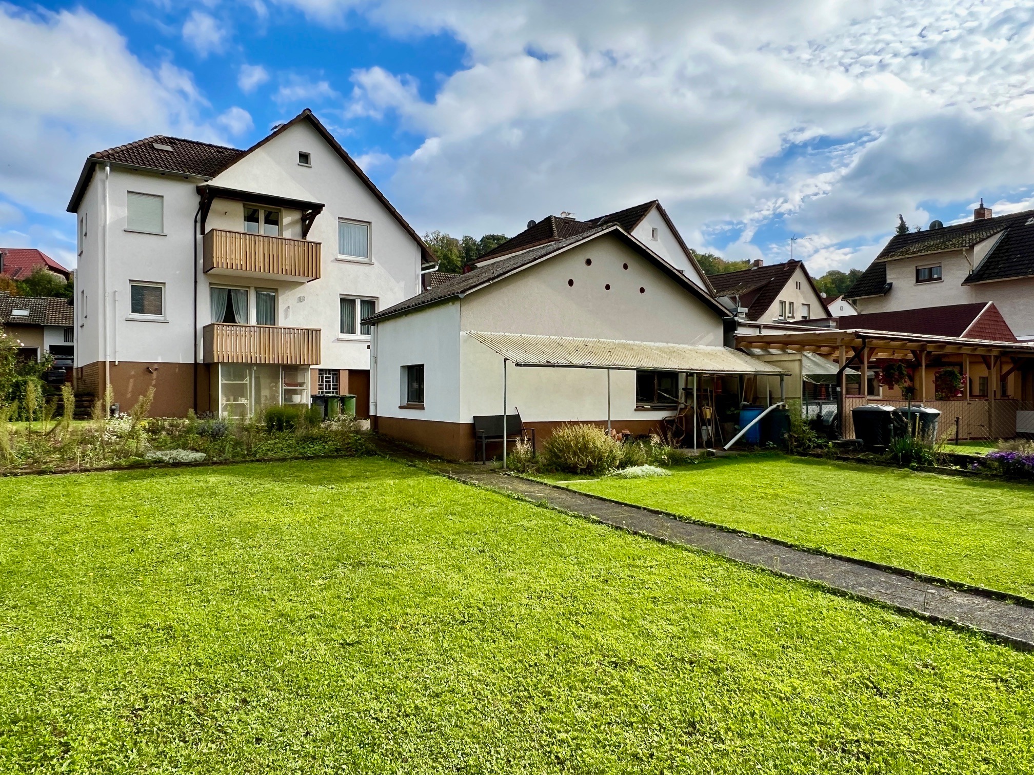 Wohnhaus mit großem Garten und Doppelgarage in ruhiger Wohnlage bei Degenhardt Immobilien